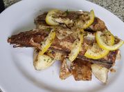 Una foto de rosada al horno con patatas