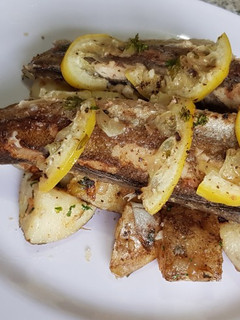 Una foto de Pescadilla al limón y papas
