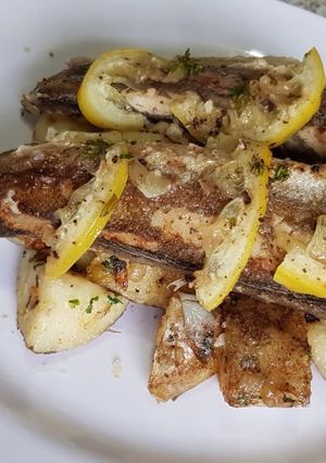 Una foto de Pescadilla al limón y papas