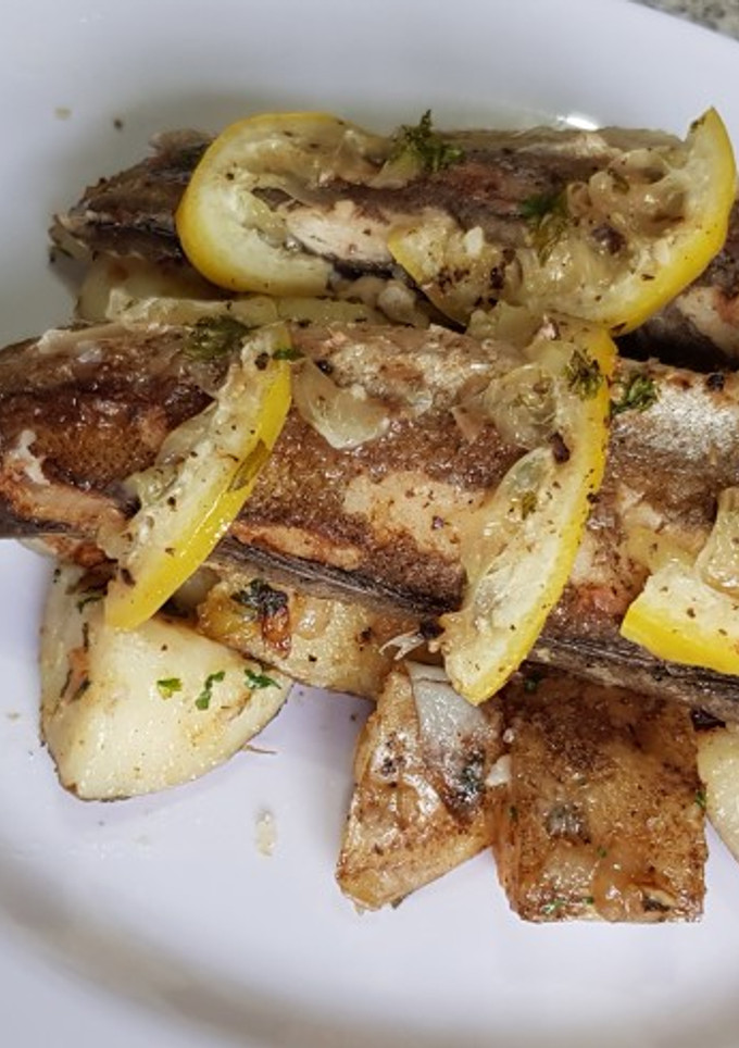 Una foto de Pescadilla al limón y papas
