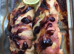 Una foto de Pechuga de pollo rellena en jugo de naranja