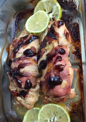Una foto de Pechuga de pollo rellena en jugo de naranja