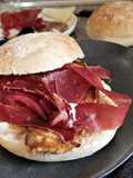 Bocadillo de Lomo y Cecina con salsa cítrica de membrillo