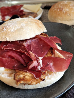 Una foto de Bocadillo de Lomo y Cecina con salsa cítrica de membrillo
