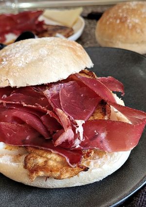 Una foto de Bocadillo de Lomo y Cecina con salsa cítrica de membrillo