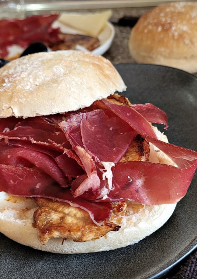 Una foto de Bocadillo de Lomo y Cecina con salsa cítrica de membrillo