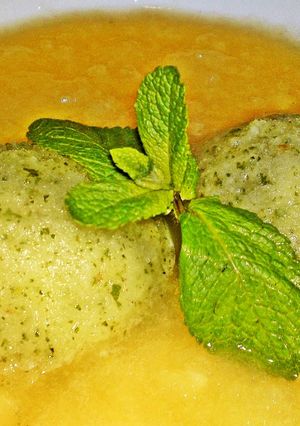Hideg sárgadinnye leves borsmentával, citrusokkal és sorbet golyókkal recept fotója