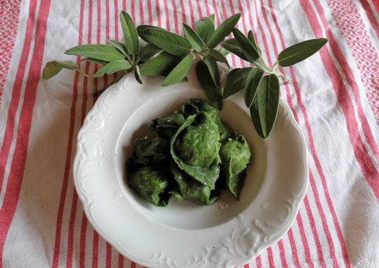 Simple Way to Prepare Speedy Tortelloni verdi di ricotta al burro e salvia