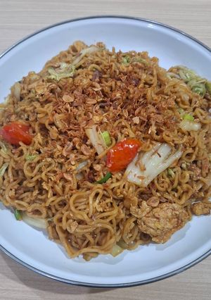 Foto resep Mie Instan Goreng Kreasi Rumahan 🍜🔥 Garing Gurih Ala Warung, Bumbu Meresap Banget!