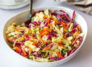 Una foto de Receta de col para acompañar tus asados (cole slaw)