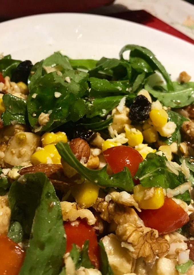Una foto de Ensalada combinada rúcula, tomate cherry, choclo y frutos secos! creación de mi papá