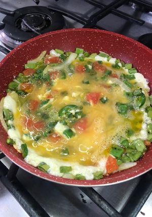 Una foto de Huevo revuelto con Nopales al estilo Sonorense