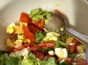 Una foto de Ensalada de tomate, huevo duro, lechuga y rúcula