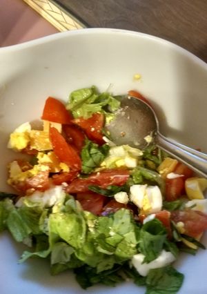 Una foto de Ensalada de tomate, huevo duro, lechuga y rúcula