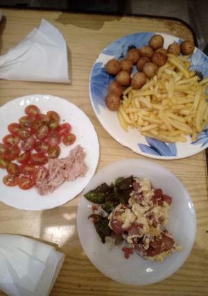 Una foto de Patatas con pimiento y revuelto de mortadela y cherry