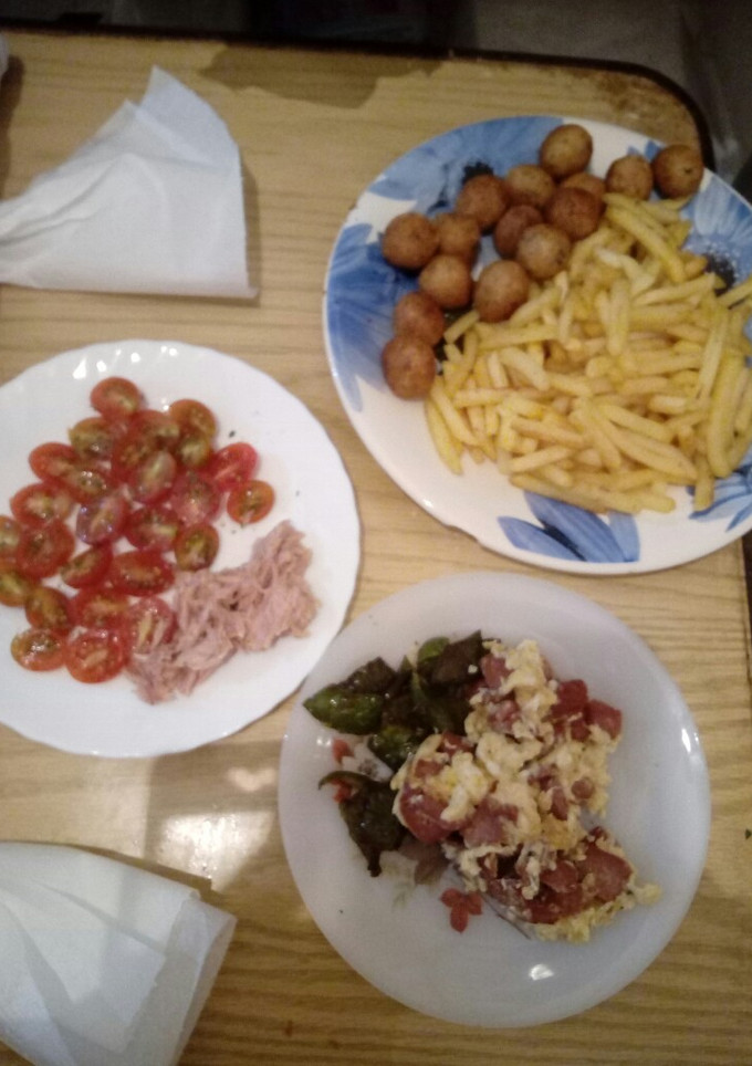 Una foto de Patatas con pimiento y revuelto de mortadela y cherry