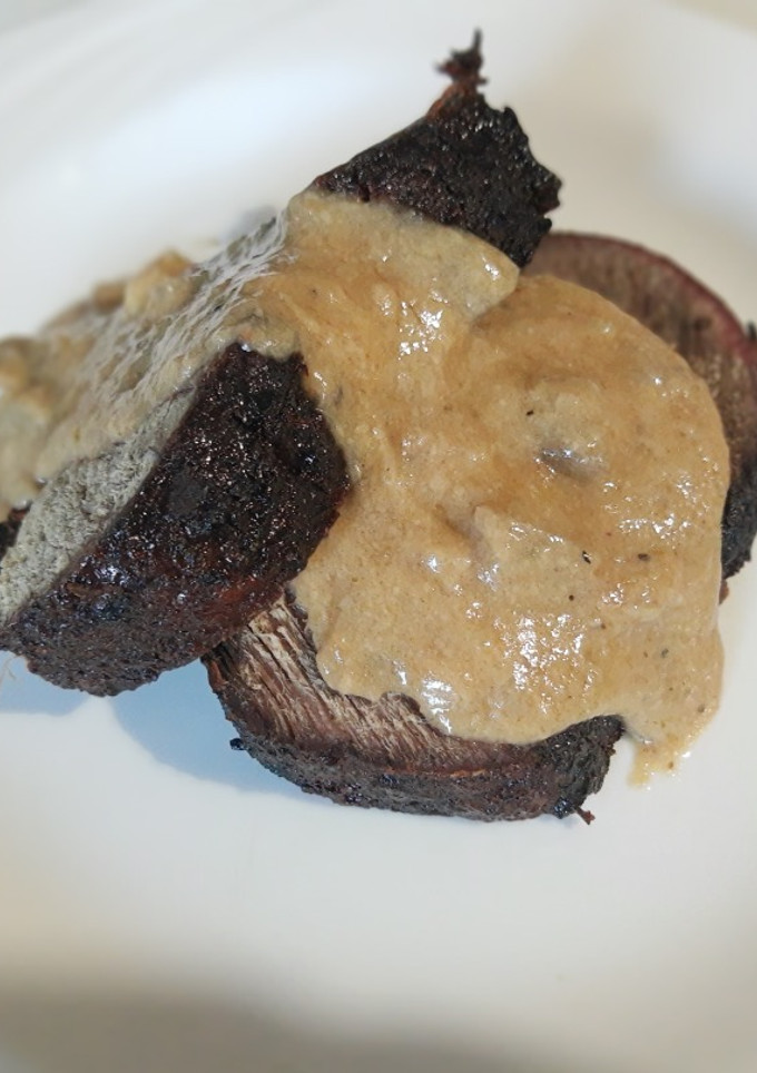 Una foto de Palomilla de res asada al carbón aderezada con salsa de champiñones