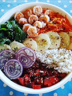 Foto di Pokè Bowl di mazzancolle con verdure e riso basmati