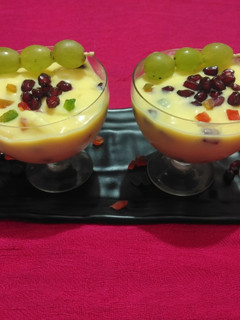फ्रूट कस्टर्ड (Fruit custard recipe in Hindi) रेसिपी मुख्य फोटो