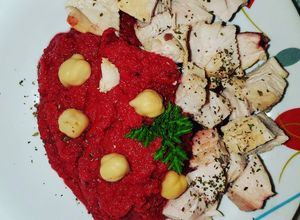Una foto de Hummus de Remolacha con Pechuga de Pavo
