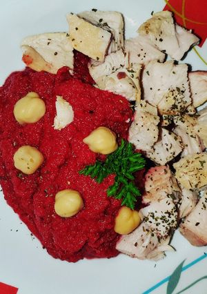 Una foto de Hummus de Remolacha con Pechuga de Pavo
