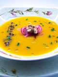 Vellutata di zucca con noci e grani di pepe tostati e pestati