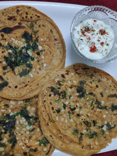 ગાર્લિક લચ્છા પરાઠા (Garlic Lachcha Paratha Recipe In Gujarati) રેસીપી મુખ્ય ફોટો