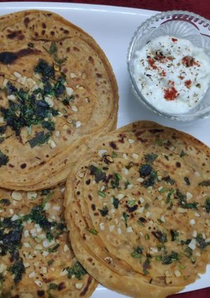 ગાર્લિક લચ્છા પરાઠા (Garlic Lachcha Paratha Recipe In Gujarati) રેસીપી મુખ્ય ફોટો