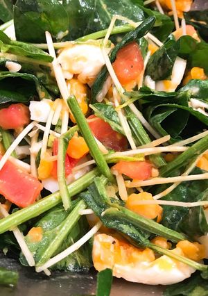 A picture of Simple spinach salad.