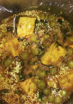 A picture of Matar paneer.