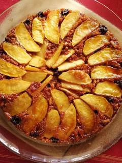 Una foto de Tarta invertida integral de manzanas, nueces y pasas