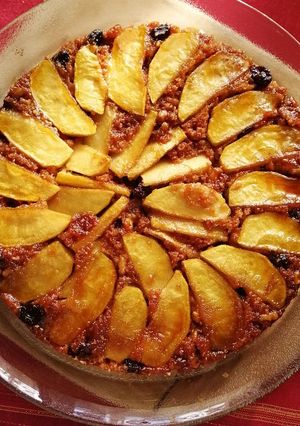 Una foto de Tarta invertida integral de manzanas, nueces y pasas