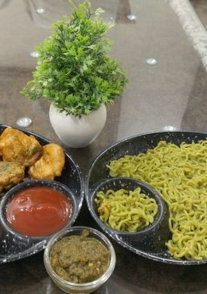 A picture of Mix Vegetables Pakoda with Maggi Noodles.