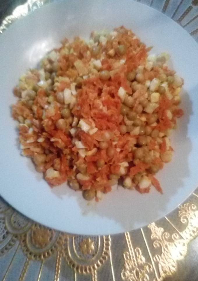 Салат из горошка с жареной морковкой