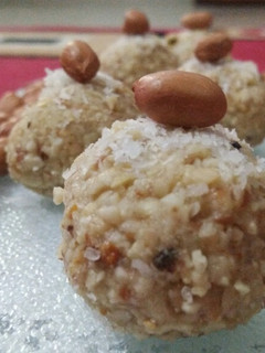 સીંગદાણા ના લાડું (Peanut Laddu Recipe In Gujarati) રેસીપી મુખ્ય ફોટો
