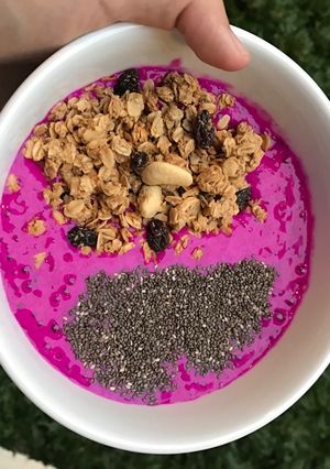 Foto resep Smoothies bowl with granola and chia seeds