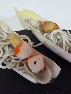 Una foto de Endivias con gulas al ajillo