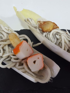 Una foto de Endivias con gulas al ajillo