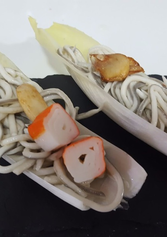 Una foto de Endivias con gulas al ajillo
