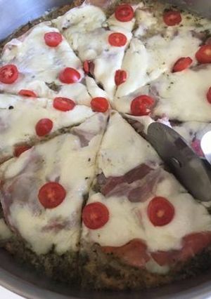 Φωτογραφία της συνταγής Πίτσα με pesto βασιλικού, προσούτο, φρέσκια μοτσαρέλα & ζύμη express 2 υλικών