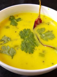 ખટમીઠી કઢી [KhatMithi Kadhi Recipe in Gujarati] રેસીપી મુખ્ય ફોટો