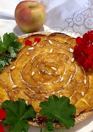 Foto di Crostata con crema pasticcera e mele caramellate