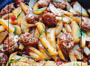 Hình của món Khoai tây kho gà viên chay.