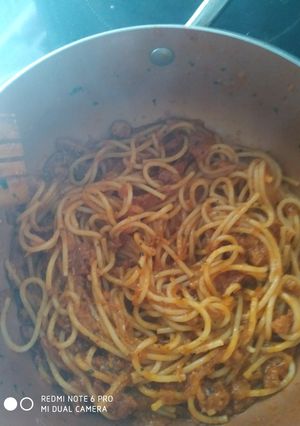 Una foto de Espaguetis con chorizo, carne picada y tomate