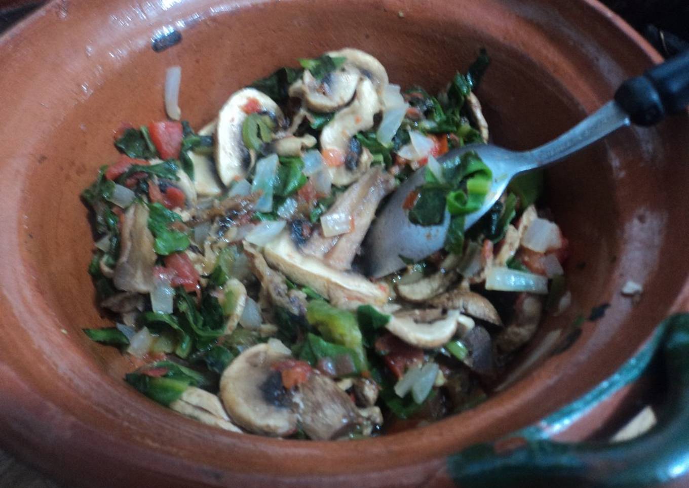 Hongos con quelites y polvo de charales mamá Chole