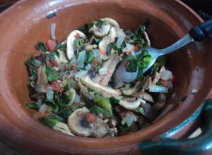 Una foto de Hongos con quelites y polvo de charales mamá Chole