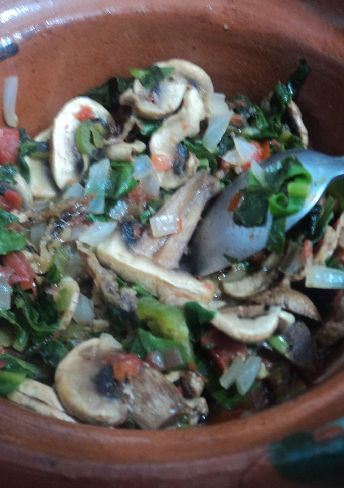 Una foto de Hongos con quelites y polvo de charales mamá Chole