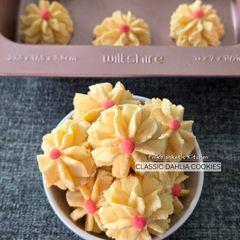 A picture of Classic Dahlia Cookies.