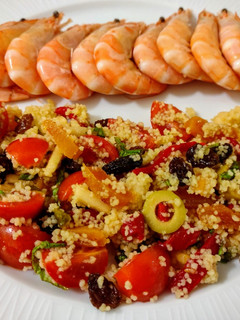 Una foto de Ensalada turca y langostinos salteados con baharat