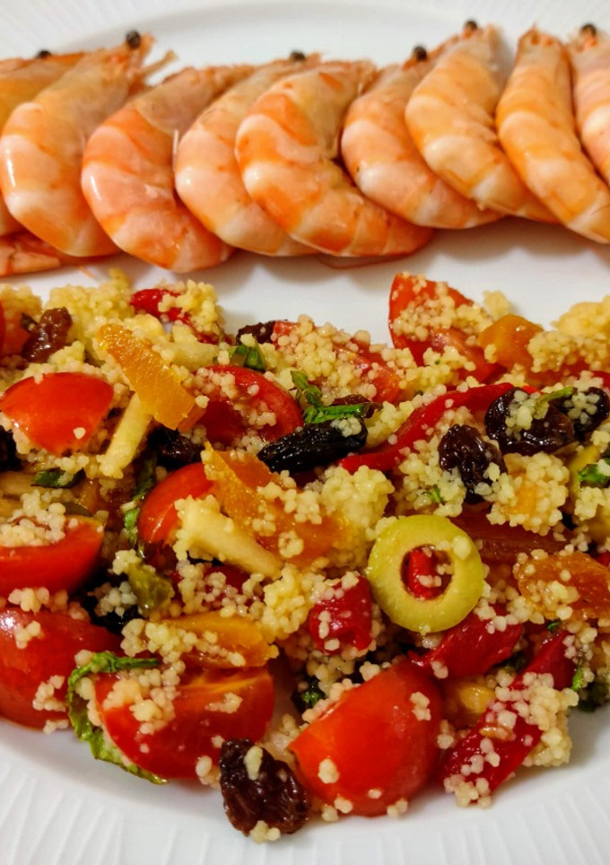 Una foto de Ensalada turca y langostinos salteados con baharat